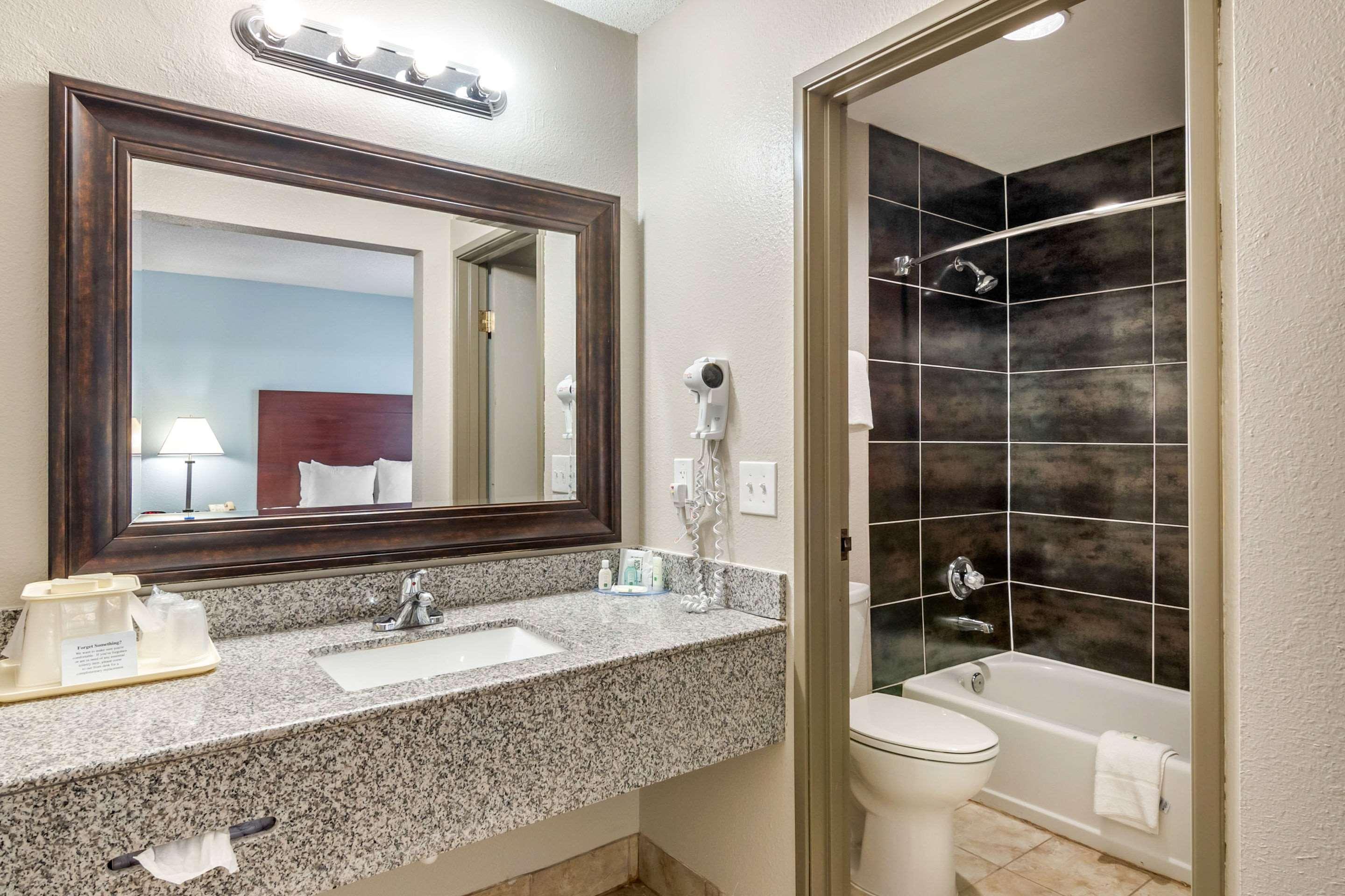 Quality Suites Kansas City International Airport Esterno foto
